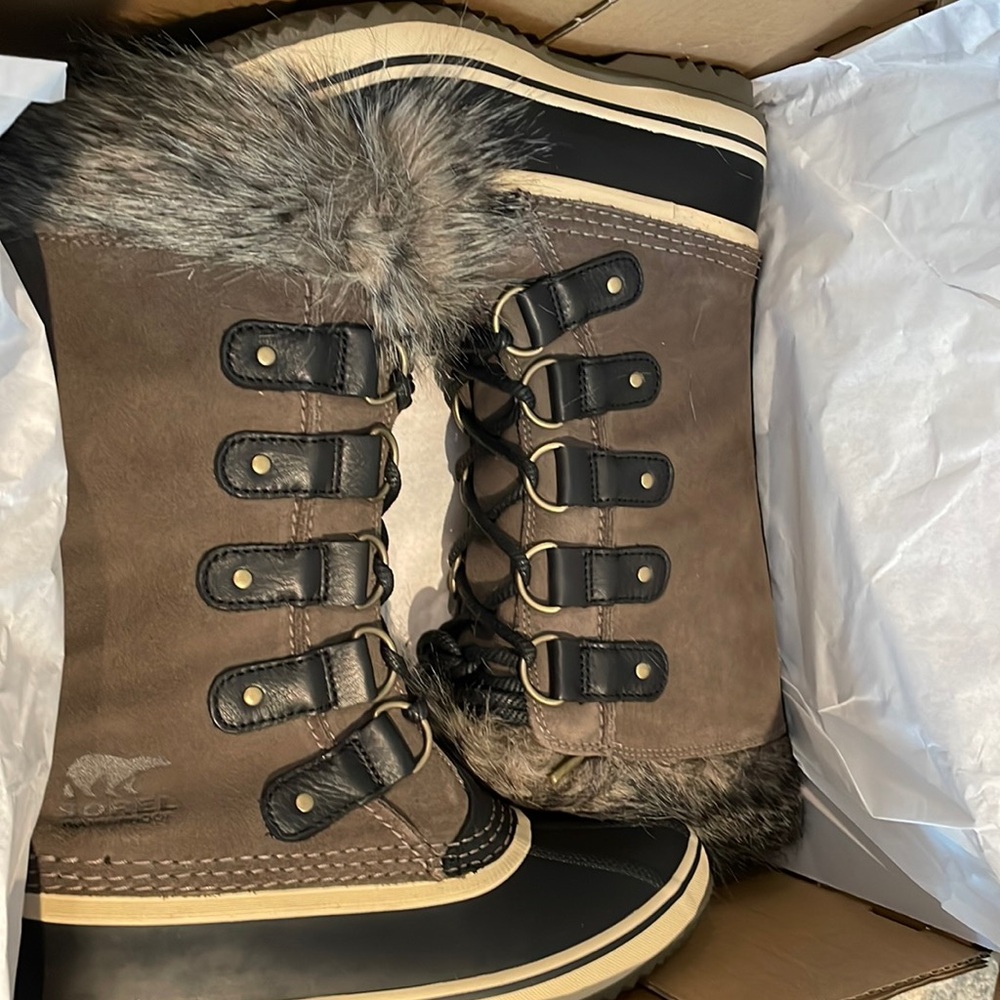 Brand new Sorel Joan of Arctic boots, never worn